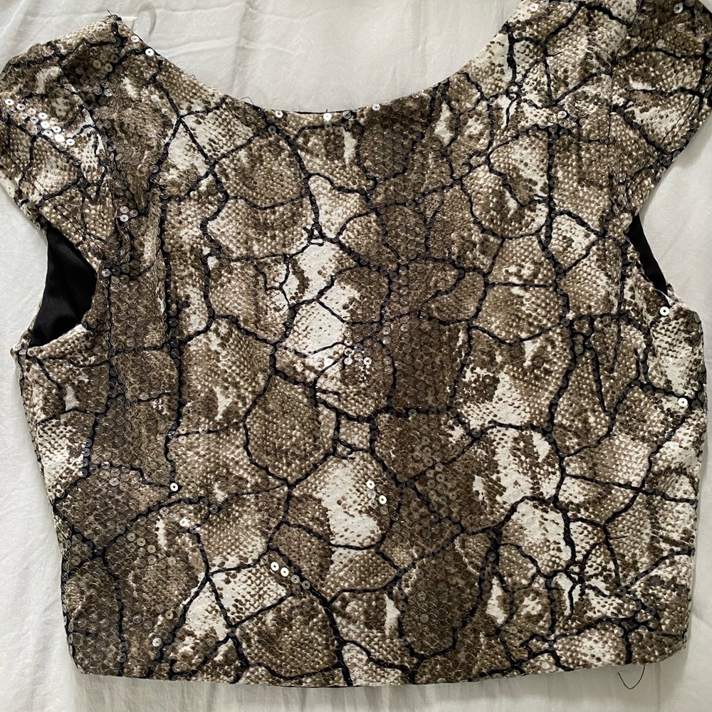 Cute sequins crop top